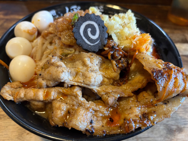 「旨辛味噌らーめん（中）＋うずら」@旨辛味噌らーめん ぼんずの写真