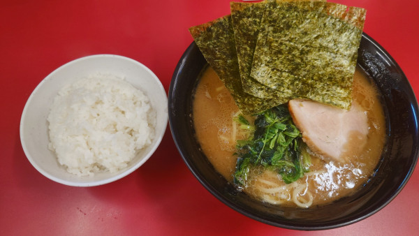 「ラーメン並 ¥900 + サービスライス並」@横浜家系ラーメン おうじ家の写真