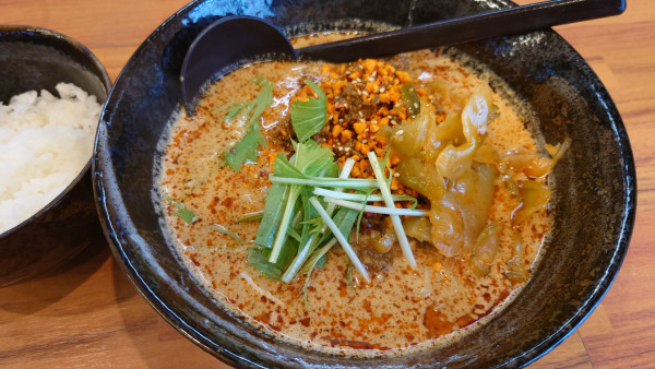 「辛口担々麺 ¥1,030+ 半ライス ¥150」@麺処ごまや 越谷レイクタウン店の写真