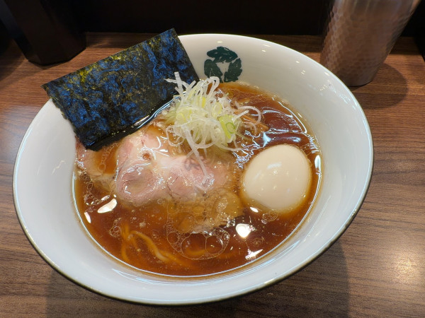 「醤油らぁめん＋チャーシュー・味玉」@らぁめんかじの葉の写真