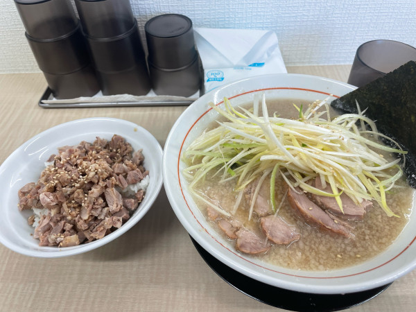 「ネギチャーシューメン＋チャーシュー丼」@ニューラーメンショップ 越谷の写真
