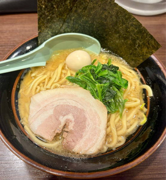 「豚骨醤油ラーメン＋サービスライス」@横浜家系ラーメン 百家の写真