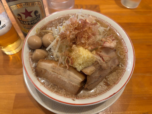 「サッポロ赤星中瓶〜マンモスラーメンニンニクうずら」@泪橋 溝の口店の写真