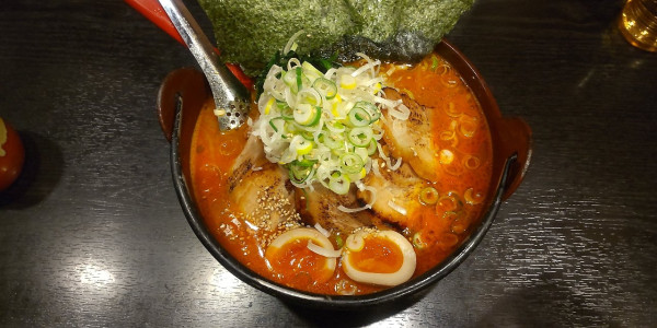 「唐辛みそらーめん　鬼のせ＋」@らー麺 家康 北郷店の写真