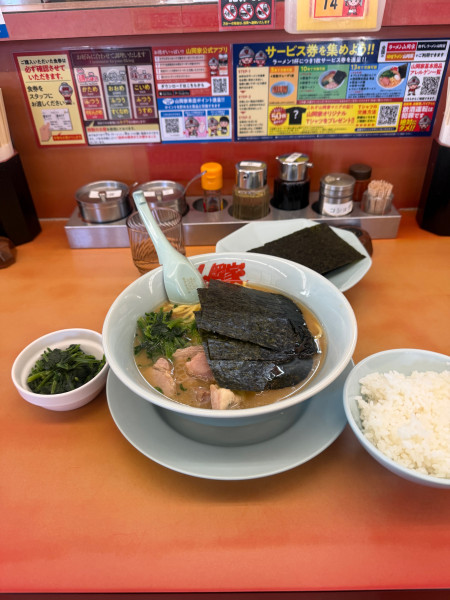 「醤油ラーメン　ほうれん草　半ライス」@ラーメン山岡家 さいたま宮前店の写真