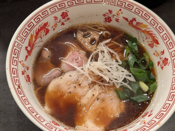 「鶏醤油ラーメン」@麺と酒と肴 人つなぎの写真