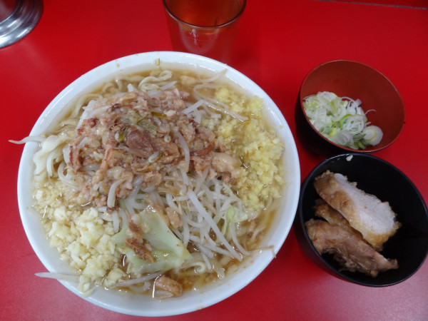 「小900円全部長ネギ100円」@ラーメン二郎 大宮公園駅前店の写真