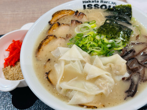 「ワンタンメン 1,100円 チャーシュー 200円」@Hakata Ramen Issou nossiの写真