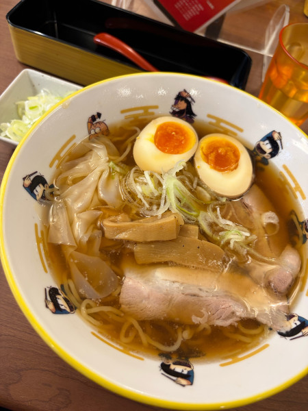 「ワンタンメン煮卵入り（醤油）＋ネギ」@ワンタンメンの満月 京都拉麺小路店の写真