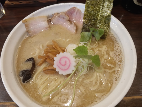 「【限定】酒粕煮干しスープの白醤油そば（¥1,050）」@中華そば 東京ぐれっちの写真