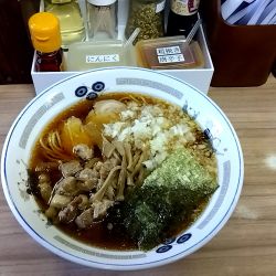 醤油らーめん（８００円）＋角切りチャーシュー（１００円）
