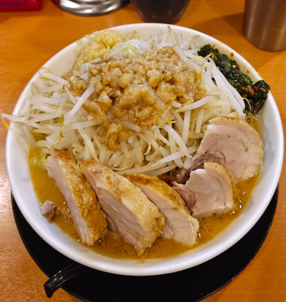 「ブタラーメン（全マシ）+辛ニラ」@豚のトリコの写真