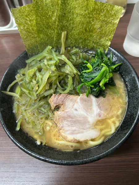 「ラーメン + 茎わかめ」@川崎家 榎町店の写真