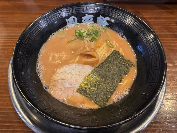 「とんこつラーメン ハーフ　690円」@風来軒 木花店の写真