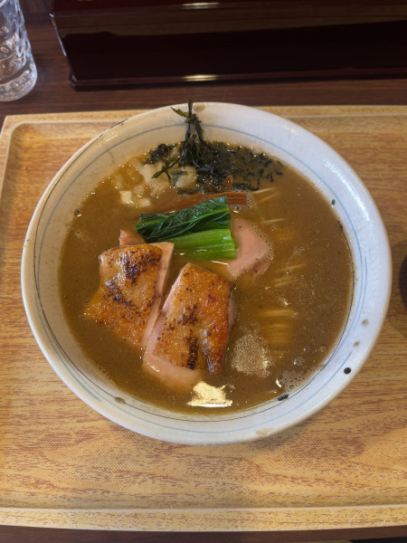 「魚豚そば+朝引き輝きどりの吊るし焼きモモ」@麺亭まきたの写真