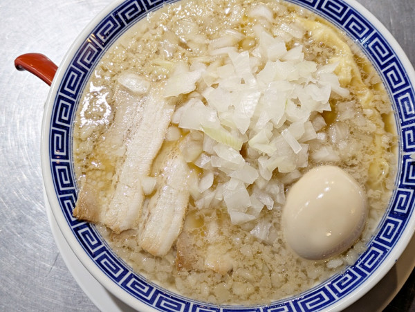 「背脂中華玉ねぎ（脂多め）＋味玉」@新潟発祥 なおじ 東陽町店の写真