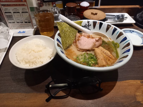 「七志ラーメン・半ライスセット」@七志 とんこつ編 大倉山店の写真