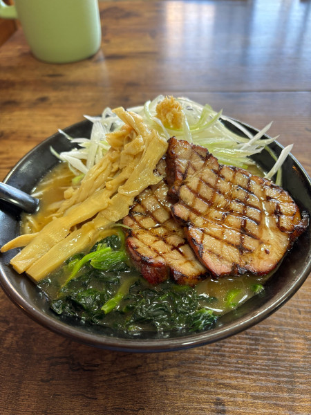 「ネギ炙りチャーシュー麺　2枚」@かつ美の写真