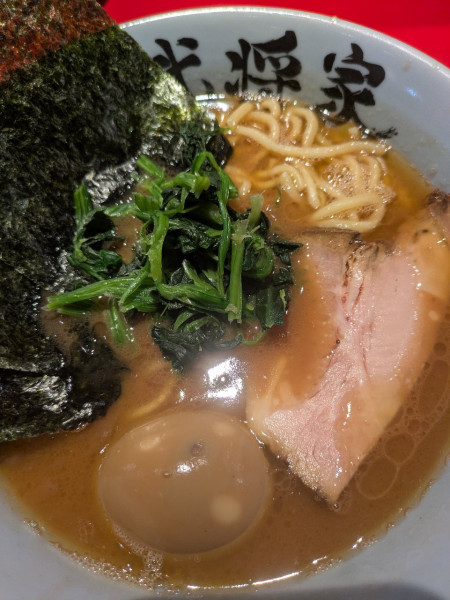 「半熟味玉ラーメン、サービスライス」@家系らーめん 武将家 浅草店の写真