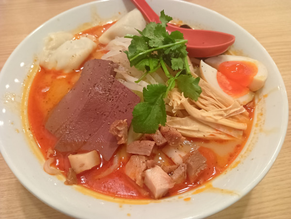 「香辣麻辣湯　（中太麺）」@つけ麺らーめん 春樹 新宿御苑前店の写真