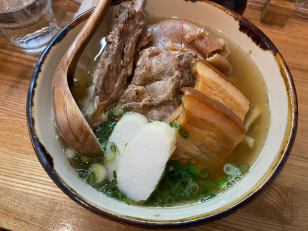 「全部入りそば」@沖縄そば 青の写真