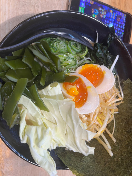 「旗っさし醤油とんこつ(並)1,250円＋茎ワカメ150円」@ラーメン 旗っさし家の写真