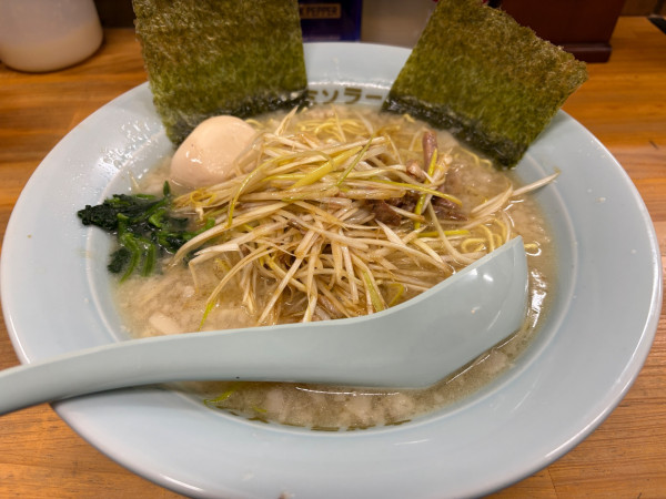 「ネギラーメン＋味玉」@ラーメンショップ 椿 松伏店の写真