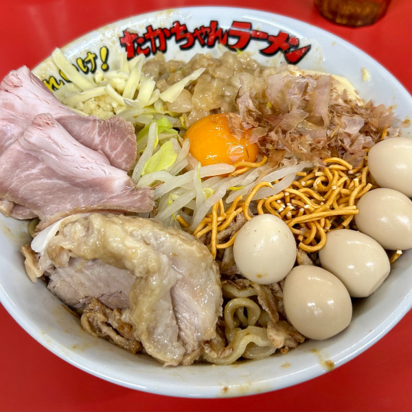 「まぜそば（大）辛味以外全部・ローストポーク＋うずら＋おい飯」@それいけ！たかちゃんラーメン 守谷店の写真
