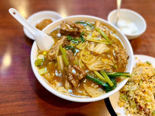 「牛バラ肉そば＋炒飯」@品珍閣 関帝廟通り店の写真