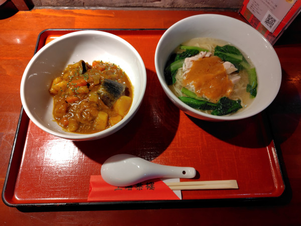 「ハーフ＆ハーフ（カレーと鶏ラーメン）1100円」@上海茶楼 湖山店の写真