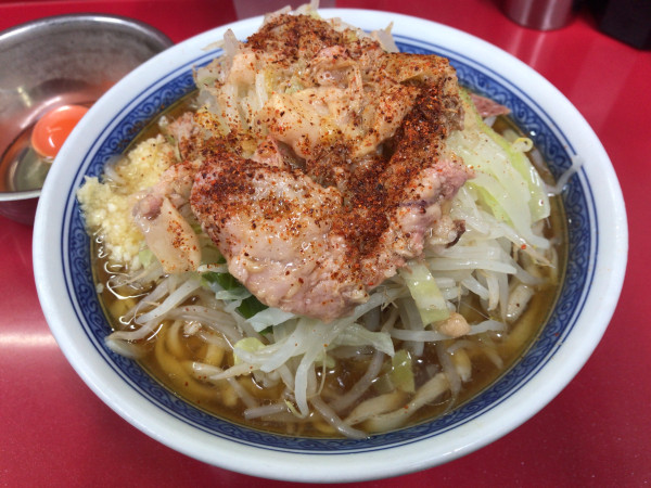 「ラーメン豚2枚+塩ラーメン変更券+マキシマムこいたまご1250円」@ラーメン二郎 越谷店の写真