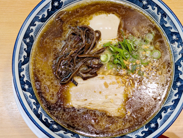 「ブラック黒マー油豚骨ラーメン＋味玉」@豚と小麦の写真