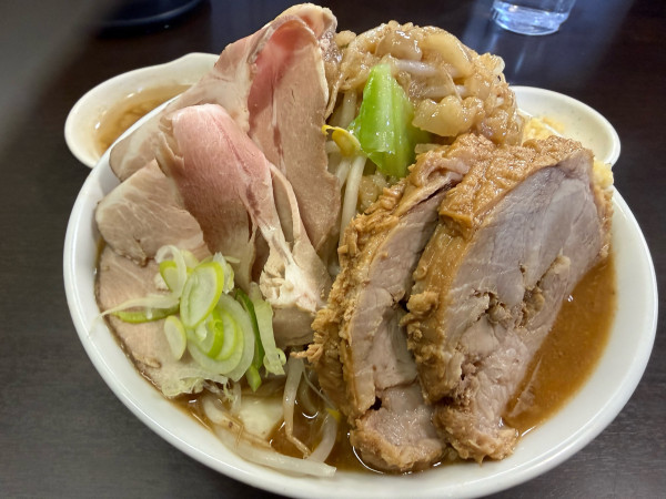 「限定味噌ラーメン中+豚増しMIX」@ラーメンどでん 大宮店の写真