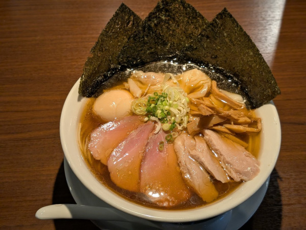 「特製支那そば全部のせ（醤油）」@支那そば かでかるの写真