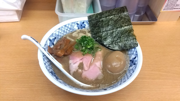 「中華そば（９００円）＋味玉（１５０円）」@煮干中華そば すず松の写真