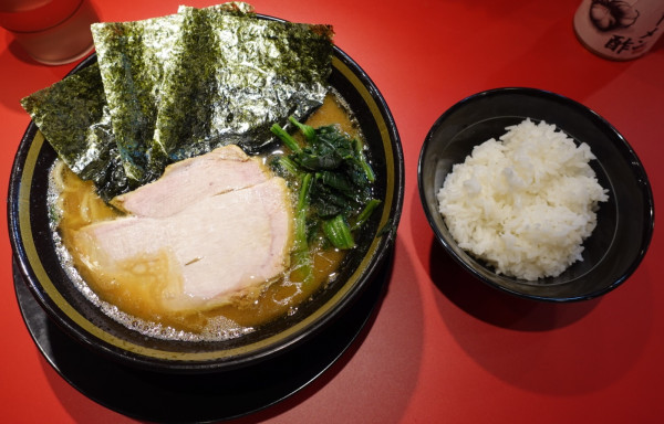 「ラーメン(950円)+ライス（150円）」@王道家味の継承店 カズ家 大門店の写真