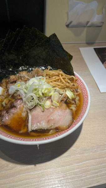 「肩ロース中華そば 醤油 + 鶏皮トッピング + 有明産海苔 5枚」@まるえ中華そばの写真