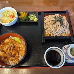 焼肉重セット（焼肉重＋冷たいそば＋サラダ＋漬物）1,320円