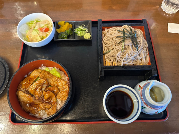 「焼肉重セット（焼肉重＋冷たいそば＋サラダ＋漬物）1,320円」@杉乃家の写真