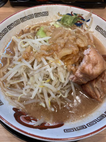 「小ラーメン、200g、ヤサイ、アブラ」@豚山 サクラステージ店の写真