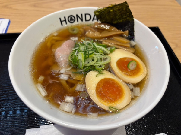 「味玉醤油らぁめん(手揉み麺変更)1300円+100円」@本田麺業 羽田空港第1ターミナル店の写真