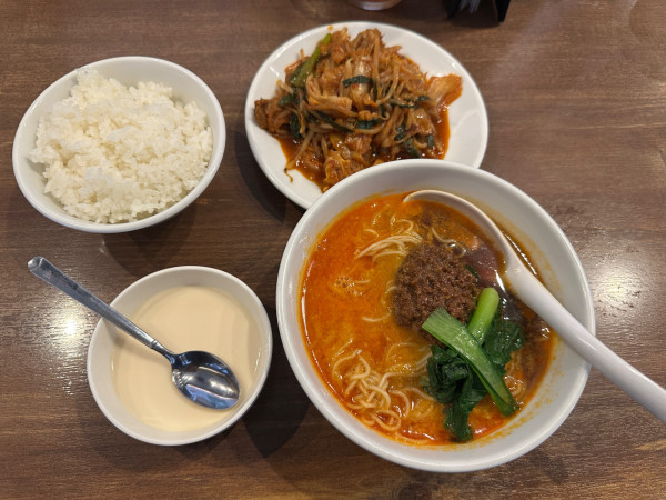 「陳麻家定食（豚キムチ＋半担々麺）1,100円→850円」@陳麻家 高崎駅西口店の写真