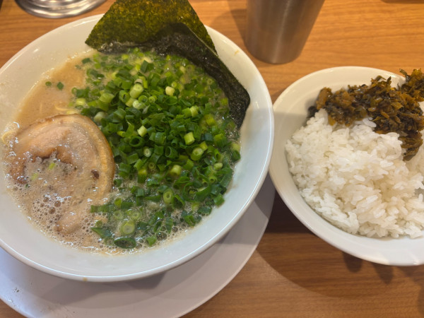「ねぎラーメンバリ&朝ライスサービス」@釜焚きとんこつ がっとん 東京ラーメン横丁店の写真