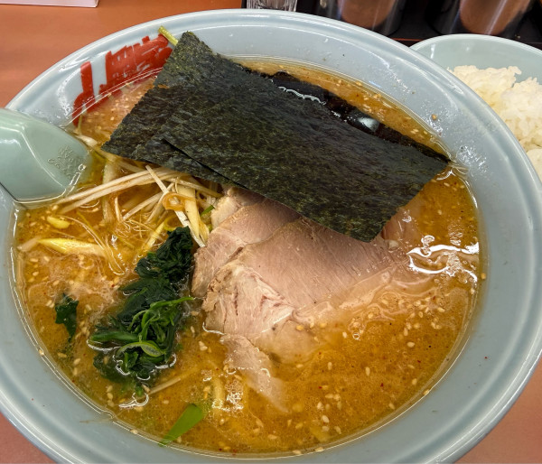 「特製味噌ネギチャーシュー麺中盛りwith半ライス」@ラーメン山岡家 上尾店の写真