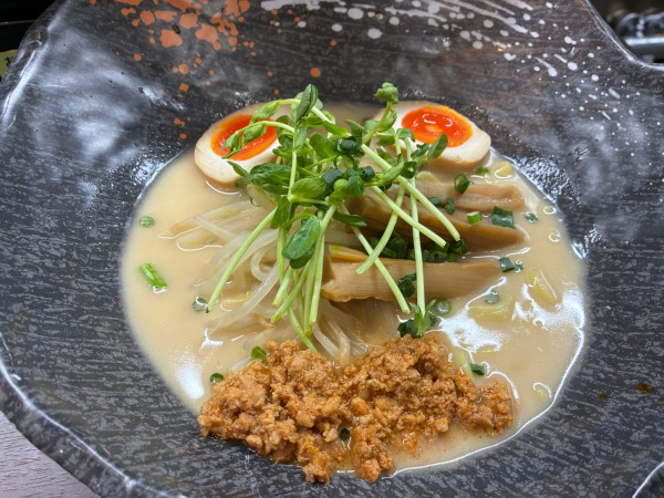 「牛骨白湯味玉ラーメン」@磯川ラーメンの写真