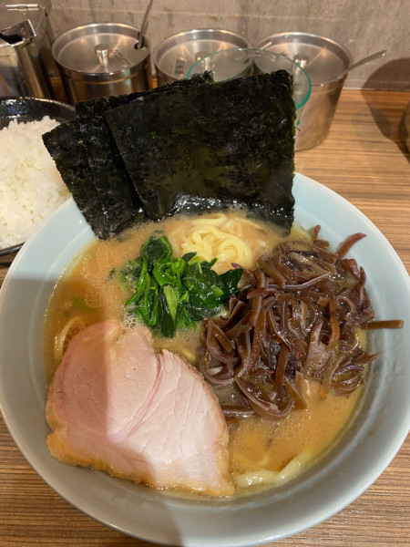「ラーメン＋キクラゲ＋ライス」@横浜らーめん渡来武 総本店の写真
