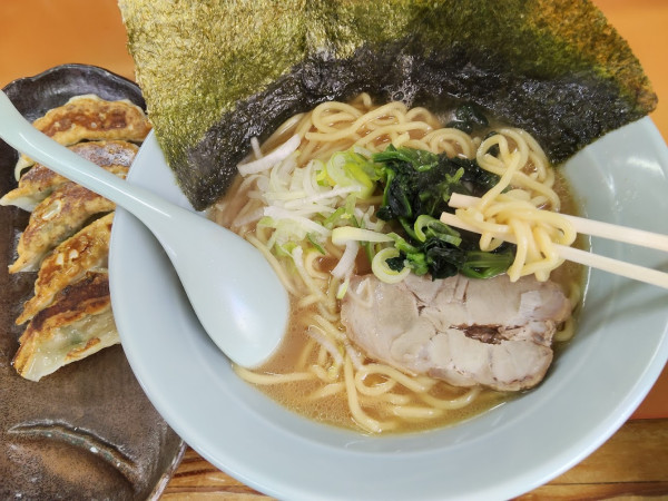 「ランチC ラーメン＋餃子(950)」@鹿島家 石川町店の写真