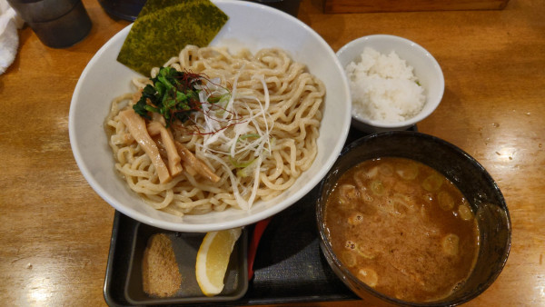 「1年2組つけ麺 大盛 ¥1,000 + サービス半ライス」@らぅ麺 ガラ喰楽学校 大宮店の写真