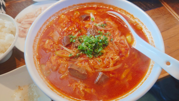 「【限定】ユッケジャンラーメン 普通盛り ¥880」@味楽苑 矢巾店の写真