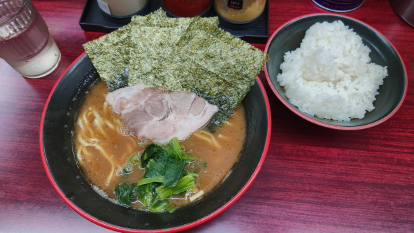 「ラーメン ¥950 + ∞ライス ¥50」@麺家 紫極 大泉学園店の写真